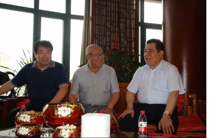 乌鲁木齐市委副书记、市长伊力哈木?沙比尔一行向导来到新疆大湾房产集团公司慰问集团公司董事长李金昌先生。。。