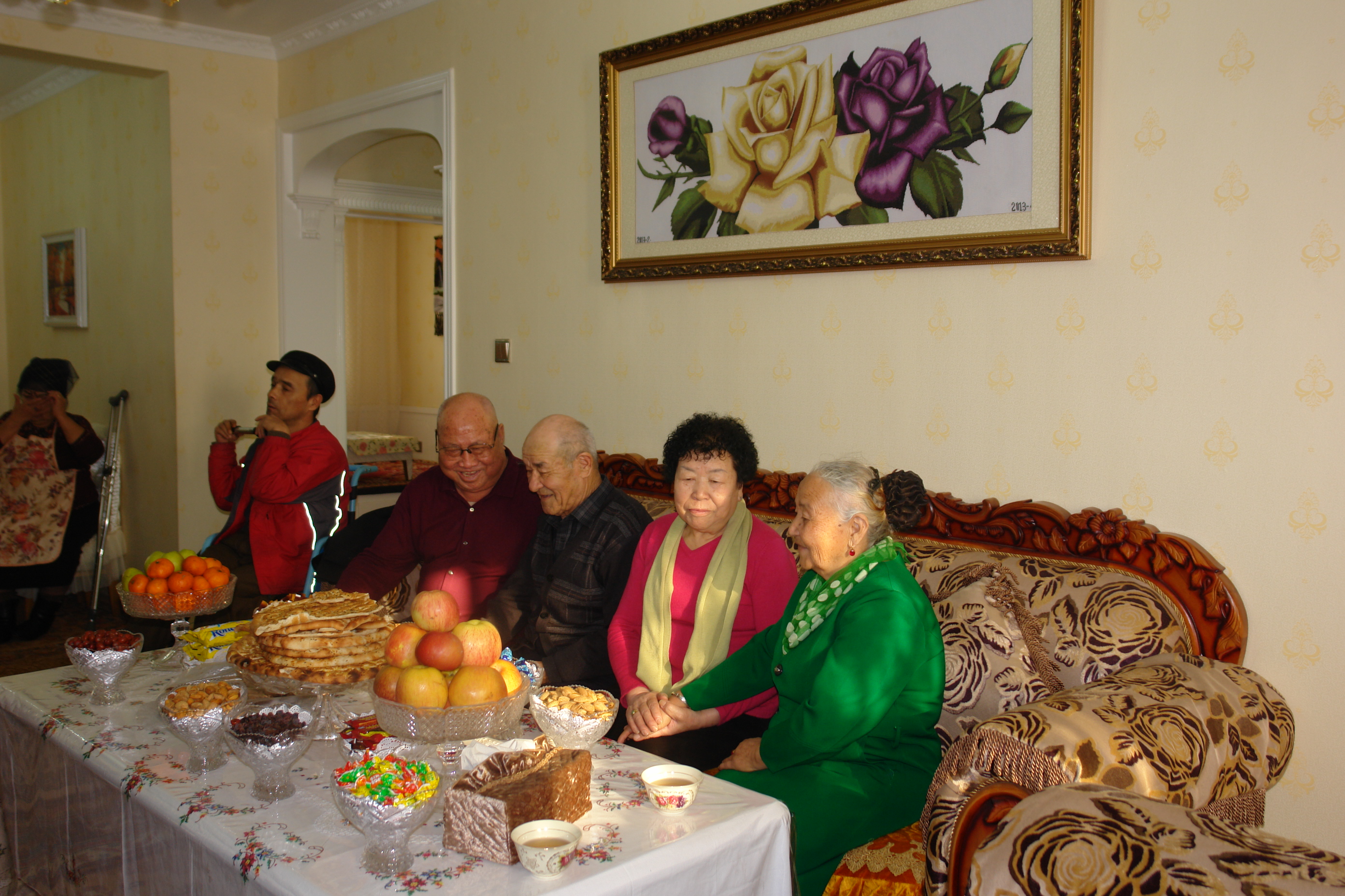 02两对老人亲热地拉家常.JPG