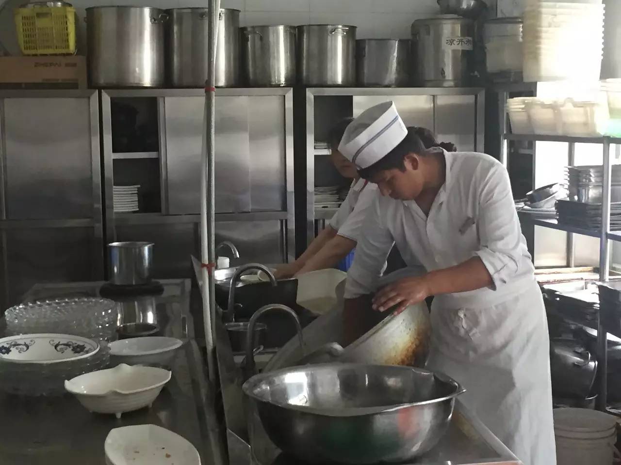 阿巴拜科日·麦提尼亚孜分派至厨部在事情中