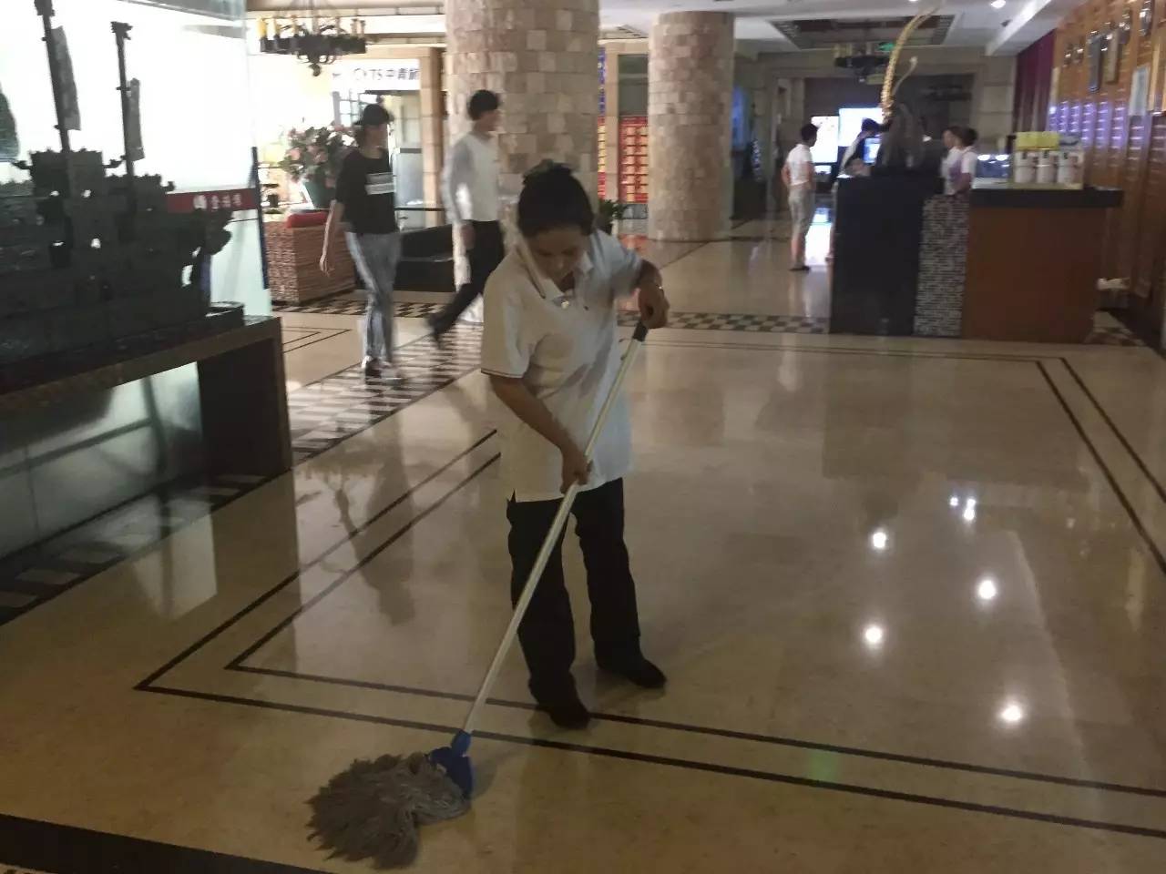 阿曼尼萨·萨代提分派至保洁部在事情中